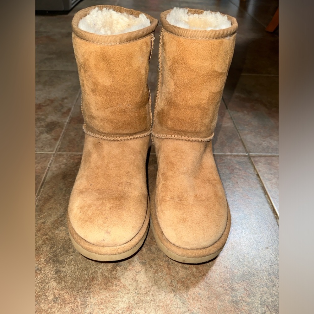 UGG Classic Short Boots- Sz 5